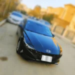 صورة لسيارة ليموزين فاخرة تقدم خدمات النقل داخل مصر.