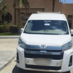 صورة لسيارة ليموزين فاخرة للنقل بين المطار والفنادق أو الوجهات الأخرى.