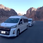 صورة لسيارة ليموزين فاخرة للنقل السياحي مع راحة كاملة للركاب.